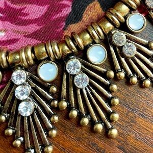 Statement piece - unique jeweled necklace, super cute and great condition!